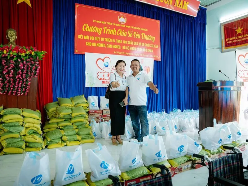 Hình ảnh kính lúp phóng to các điều khoản và điều kiện nhỏ, nhấn mạnh tầm quan trọng của việc đọc kỹ