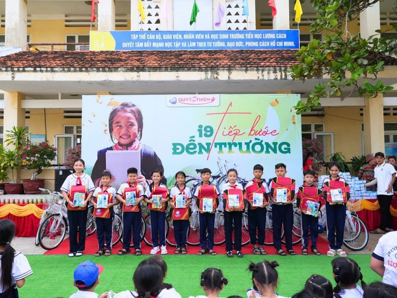 Gia đình trò chuyện cởi mở về an toàn trực tuyến