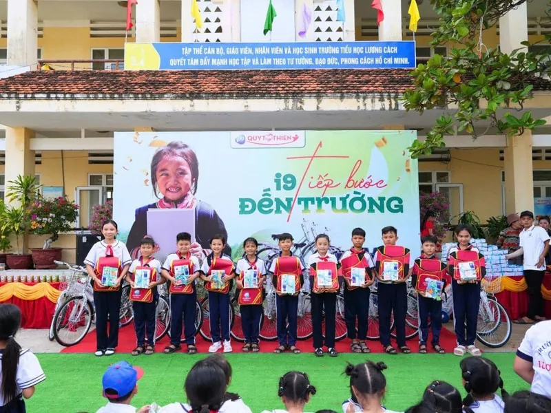 Gia đình trò chuyện cởi mở về an toàn trực tuyến